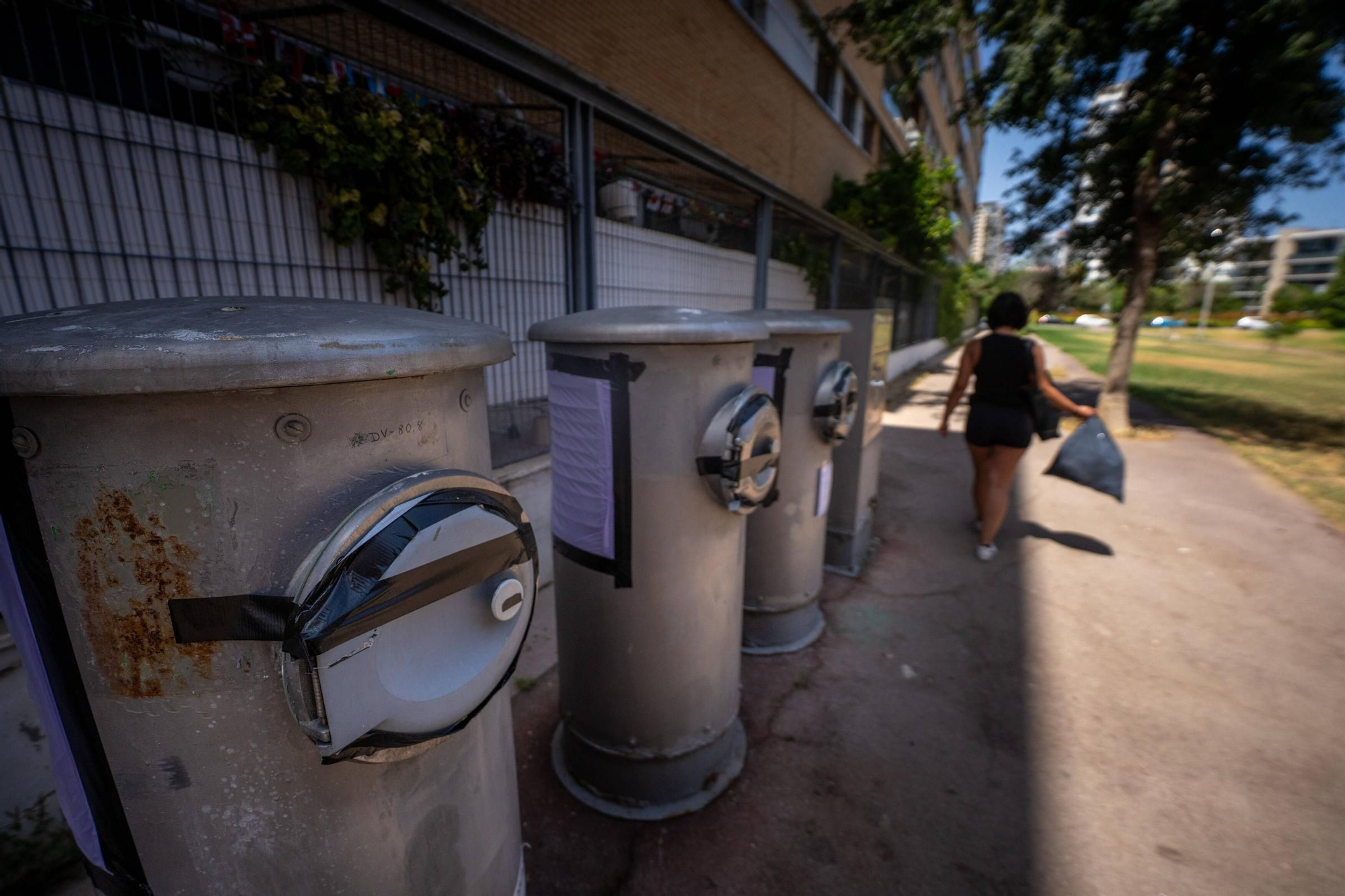 Buzones cerrados con cinta aislante por los vecinos en la plaza Ramon Calsina por una avería en la recogida neumática, en Barcelona.