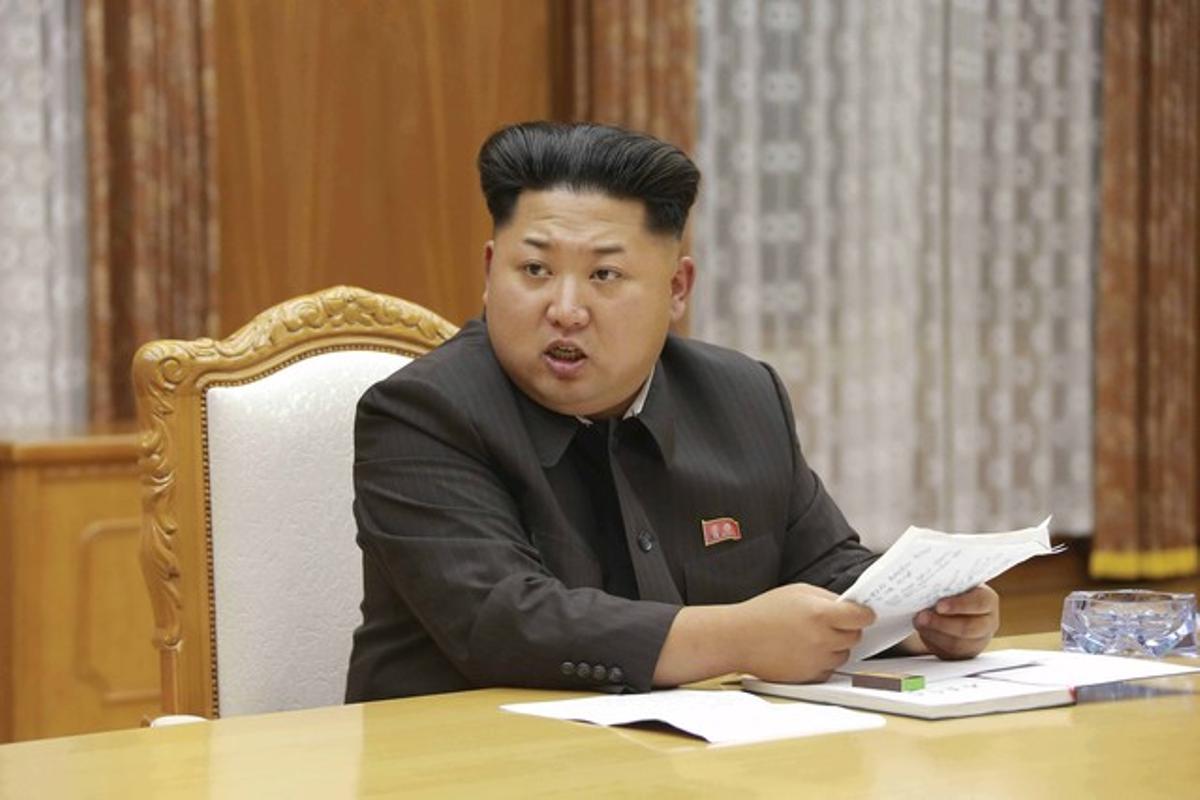 El líder nord-coreà, Kim Jong-un, durant la reunió d’emergència de la Comissió Militar Central de Corea del Nord.