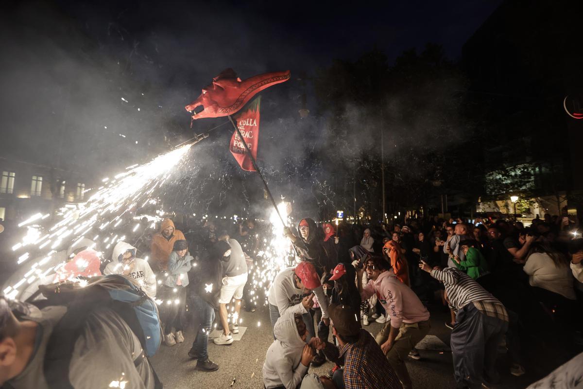 Los diables incendian el Passeig de Gràcia durante el correfoc de la Mercè.