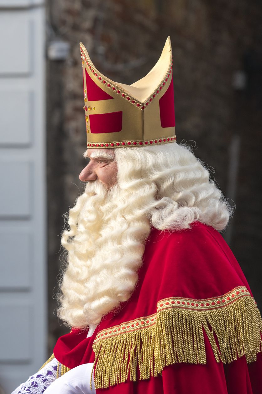 La aparencia de San Nicolás es parecida a Papa Noel, pero conserva el elemento religioso.