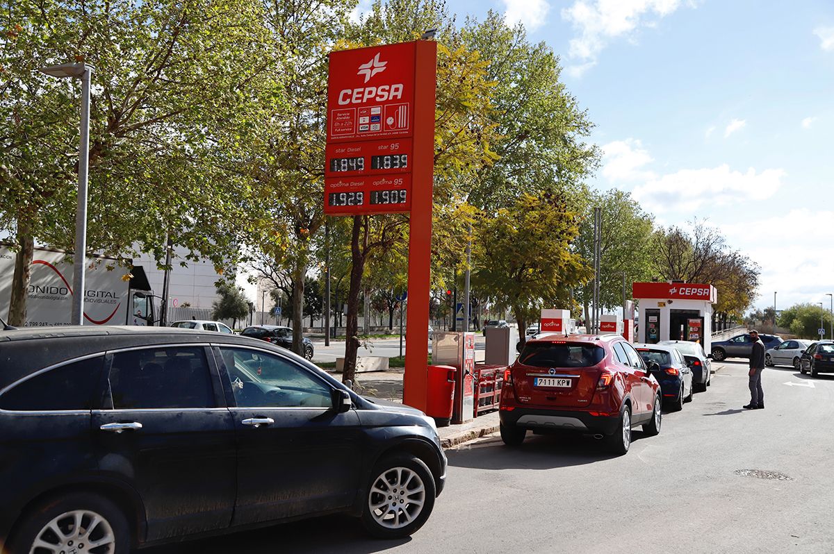 Colas y colapsos en las gasolineras de Córdoba