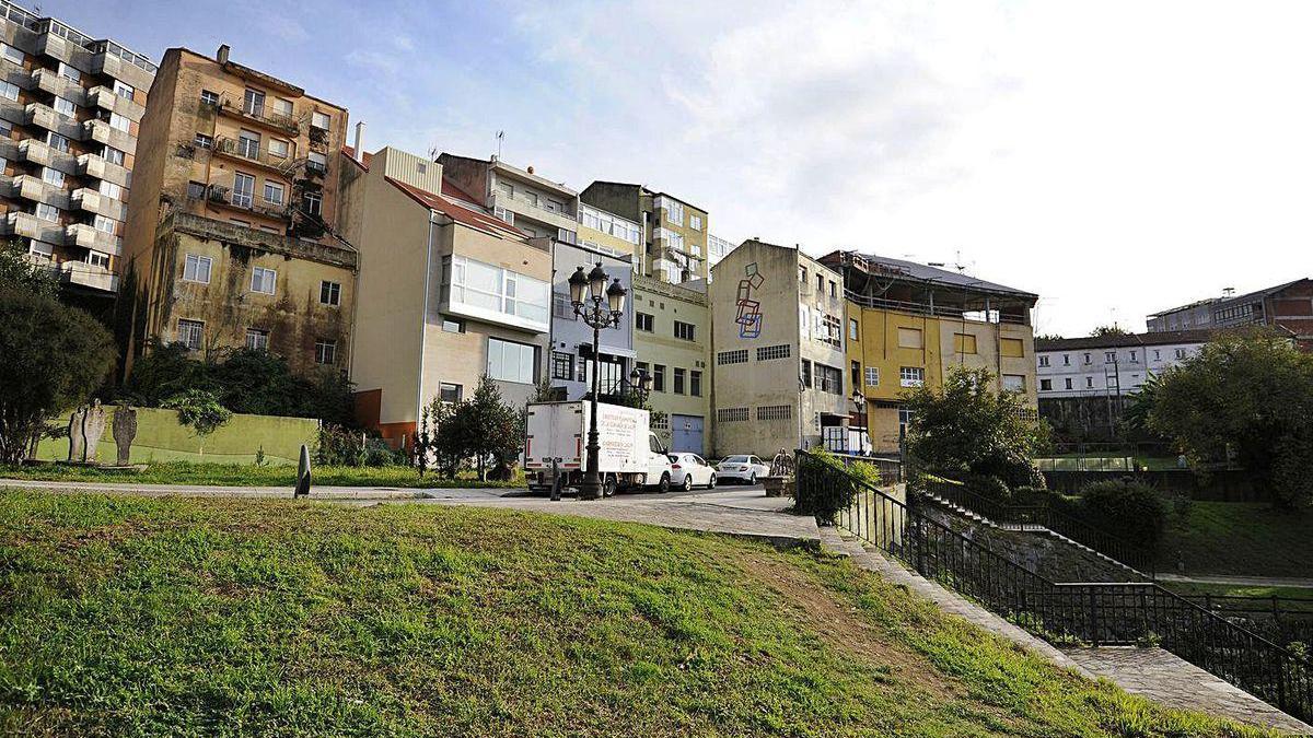 El deterioro es evidente en algunas fachadas del Barrio de Abaixo que dan al paseo fluvial.