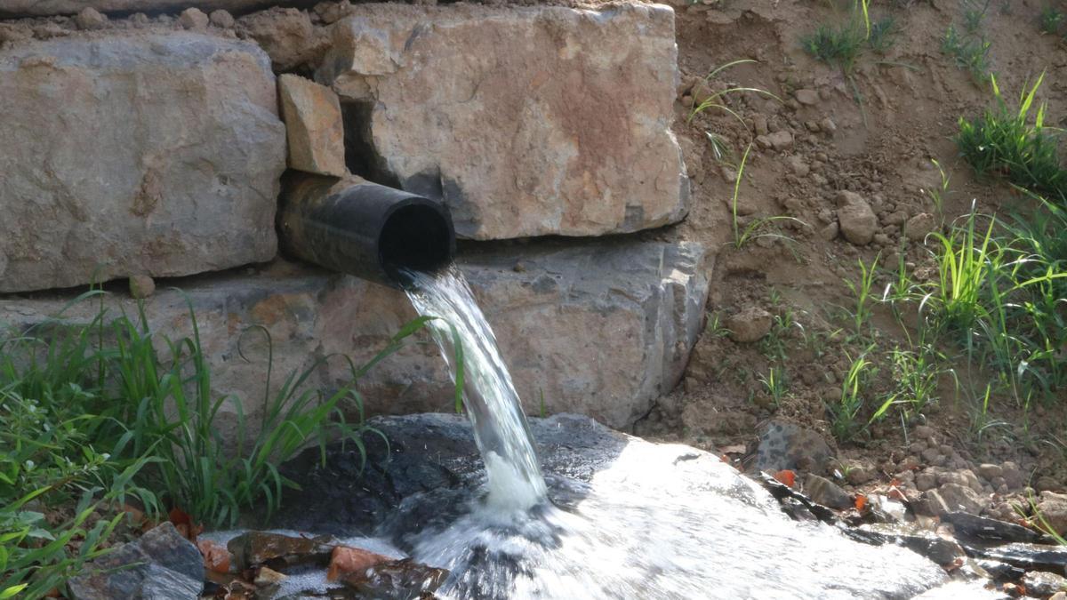 La canonada que aporta aigua regenerada a l'estany