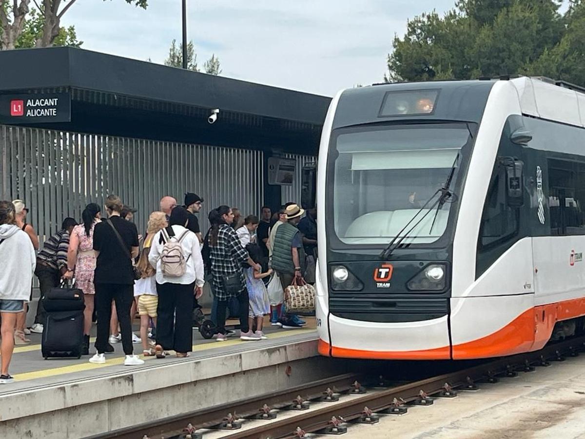 Viajeros hacen cola para coger el TRAM de Alicante.