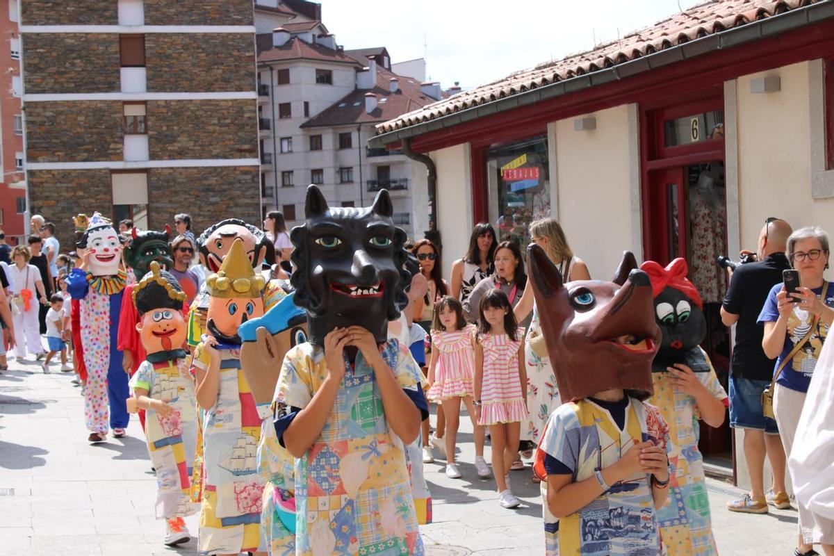 Gigantes y cabezudos animan Cangas del Narcea Gigantes y cabezudos animan Cangas del Narcea