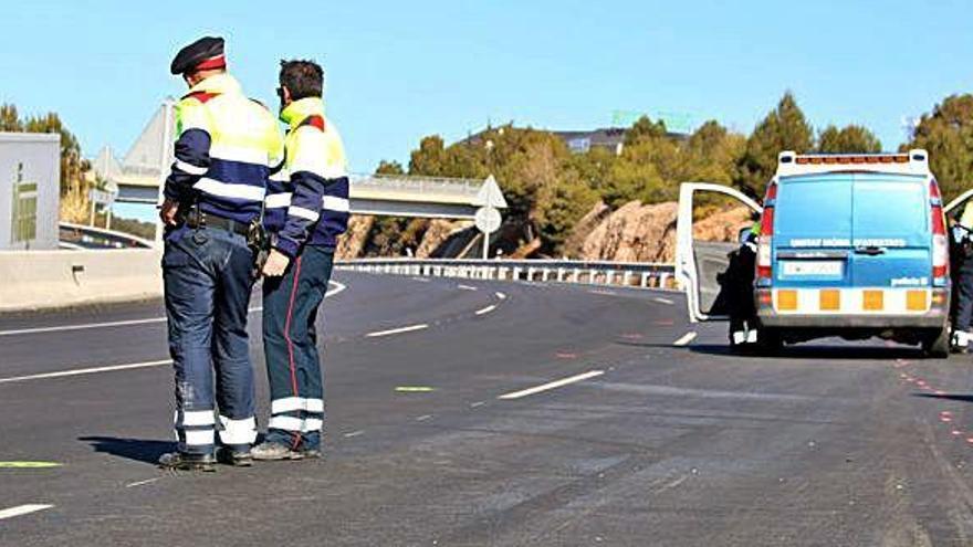 Agents dels Mossos d&#039;Esquadra al punt on va tenir lloc l&#039;accident