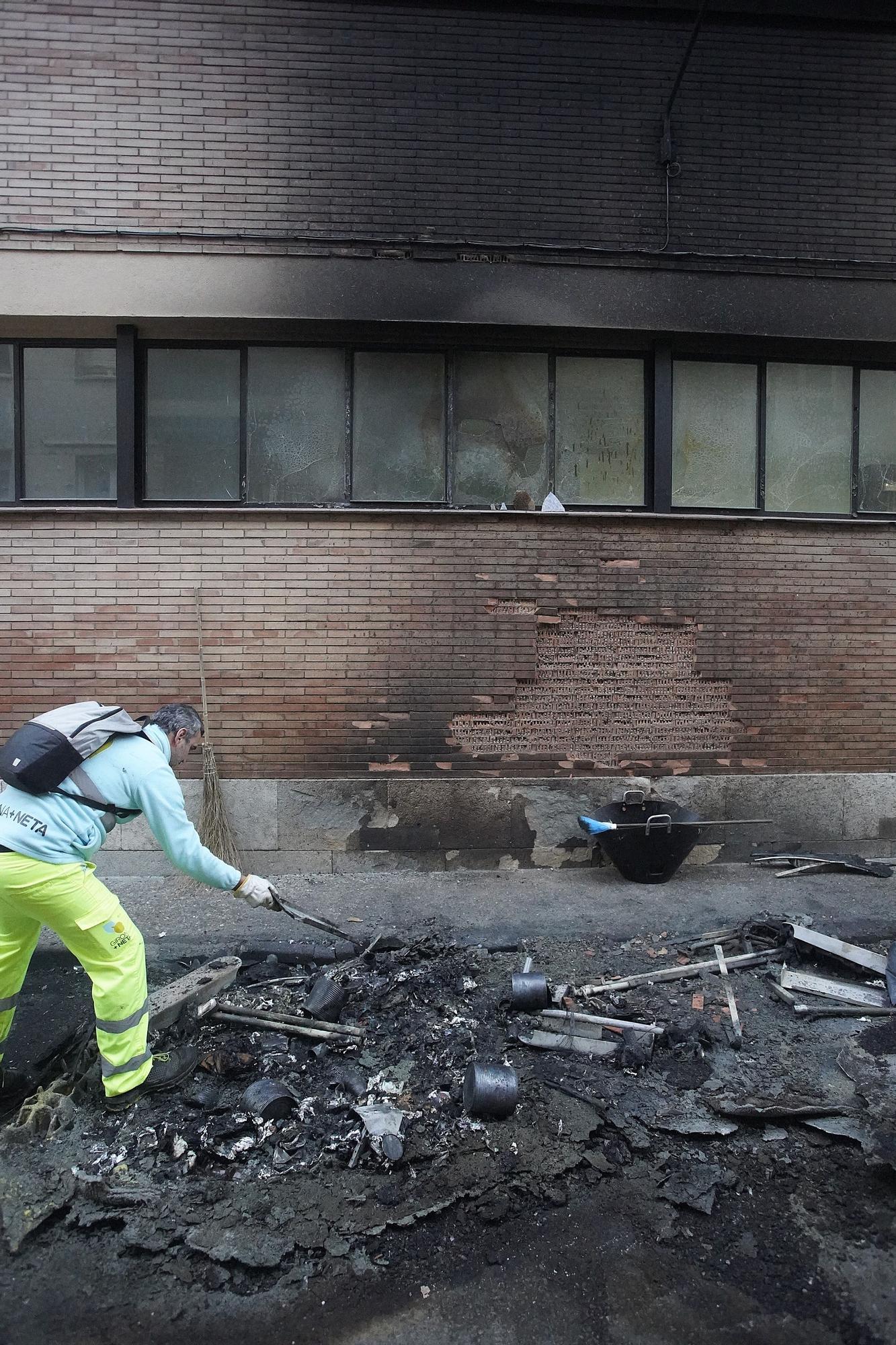 Un incendi de contenidors acaba amb un cotxe cremat i amb danys en una escola de Girona