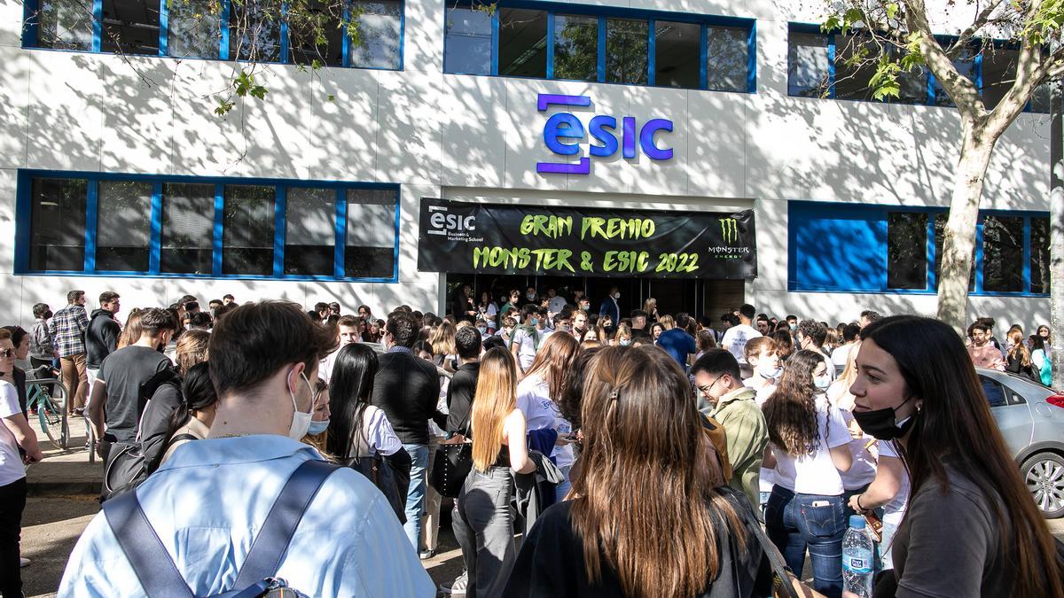 Grupo de estudiantes participantes en el primer Hackathon 24 horas que ha celebrado ESIC Business &amp; Marketing School en Valencia.