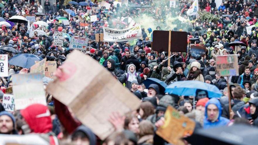 Ambientalistas se congregan en Bruselas para protestar por el cambio climático