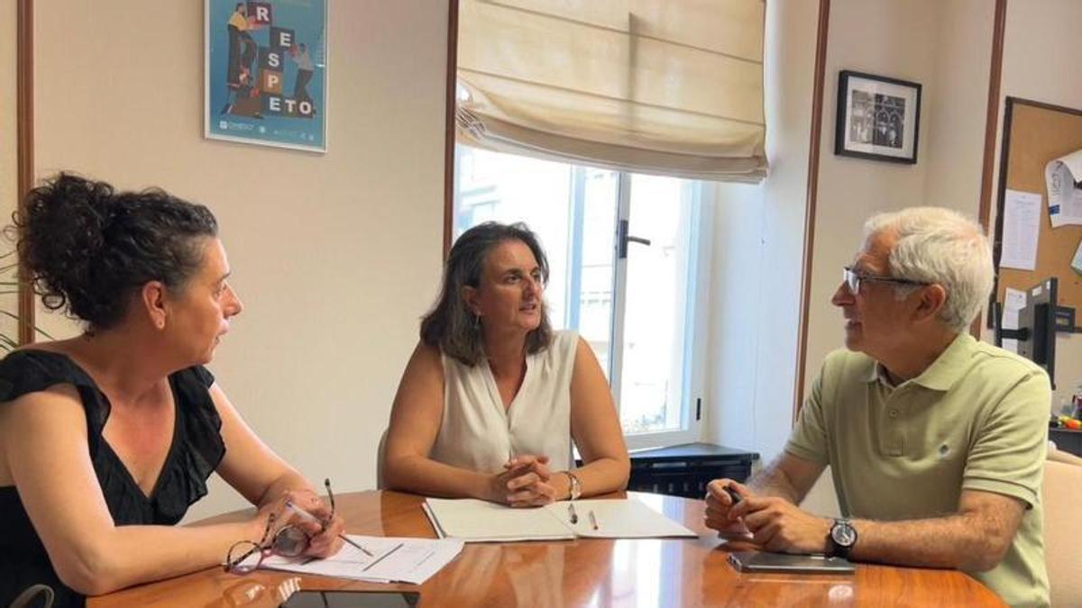 Por la izquierda, Cristina Pontón, María Velasco y Gaspar Llamazares durante la reunión.