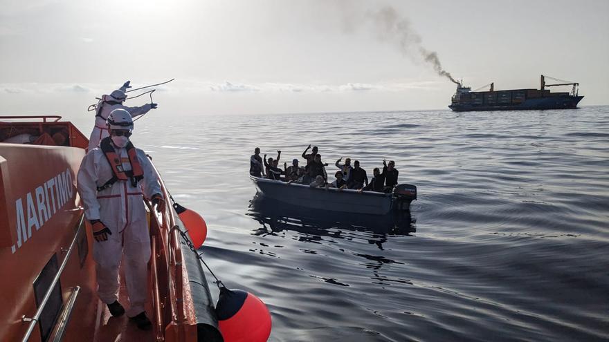 Salvamento Marítimo rescata a otros 15 inmigrantes en una patera en Alicante