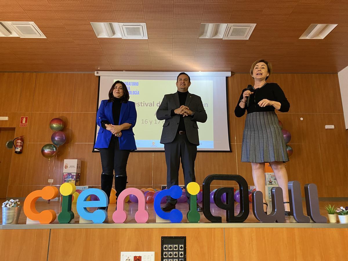 Raquel García, concejal de Promoción Económica; José Julián Mena, alcalde de Arona, y Rosa Aguilar, rectora de la ULL.