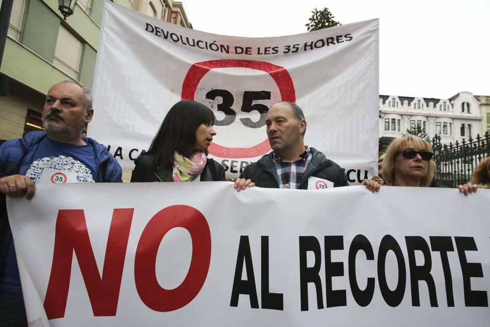 Protesta de funcionarios durante la celebración del pleno de la Junta General del Principado