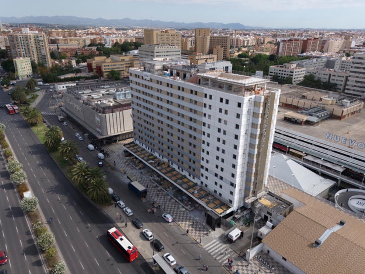 Entre los encargos recientes más destacados a Llorca Group se encuentra la reforma del mayor hotel de Valencia, el Novotel, ubicado en el antiguo edificio del Expohotel.