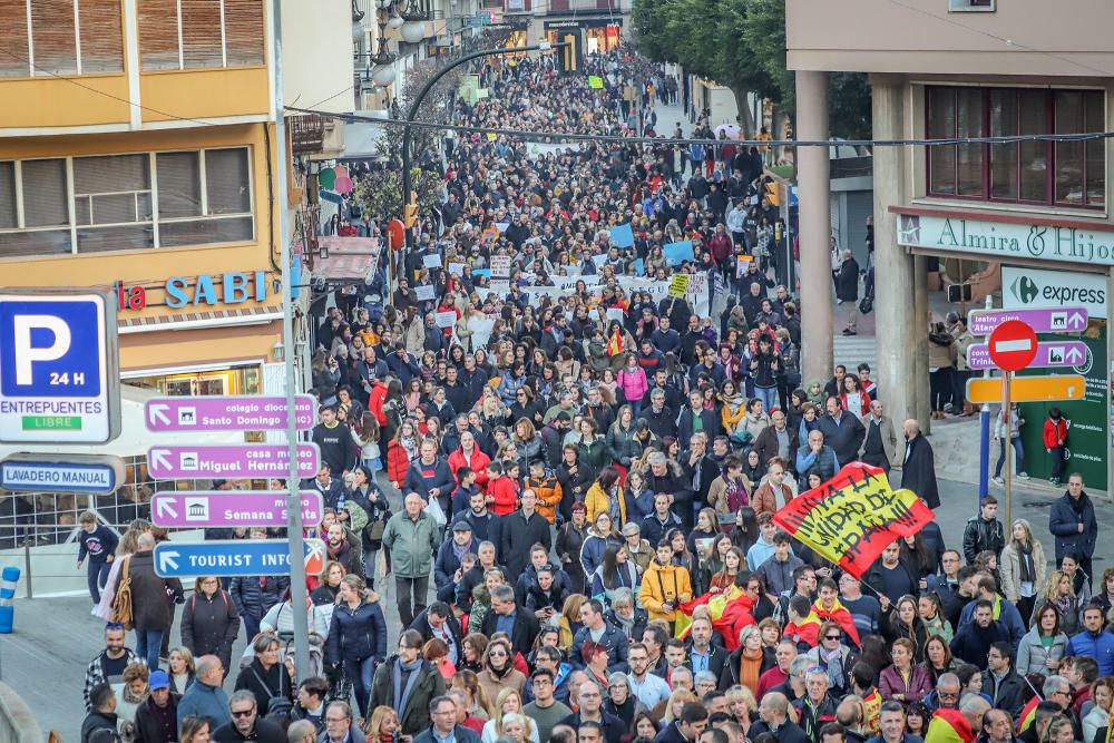 Veinte mil personas reclamaron ayer en las calles de Orihuela la derogación de la ley de Plurilingüismo