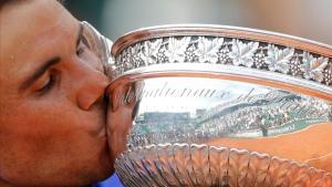 Nadal besa la Copa de los Mosqueteros.