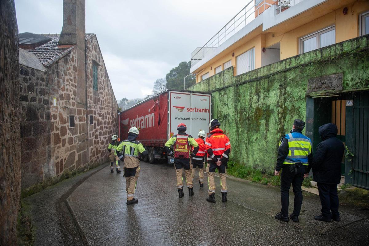 Un tráiler, atascado en As Xubias