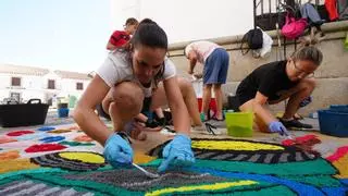 Dos Torres se engalana por San Roque con alfombras de sal decoradas