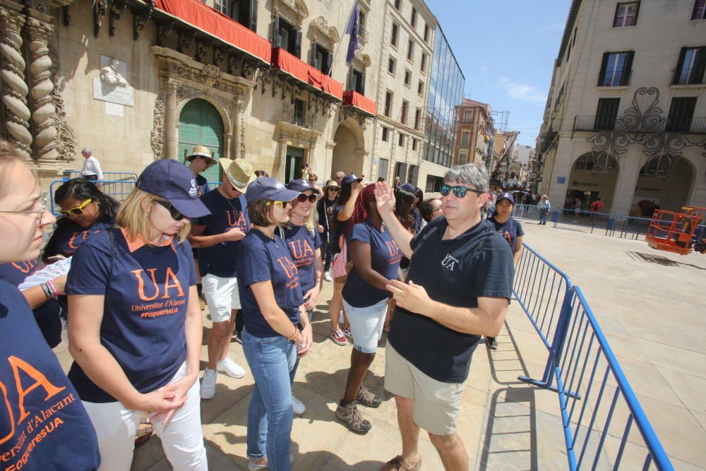 Estudiantes extranjeros de la UA visitan las Hogueras