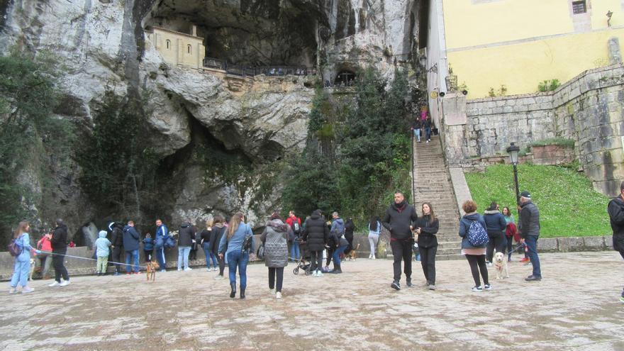 La Oficina de turismo de Cangas de Onís recibió a 1.490 visitantes del jueves al domingo