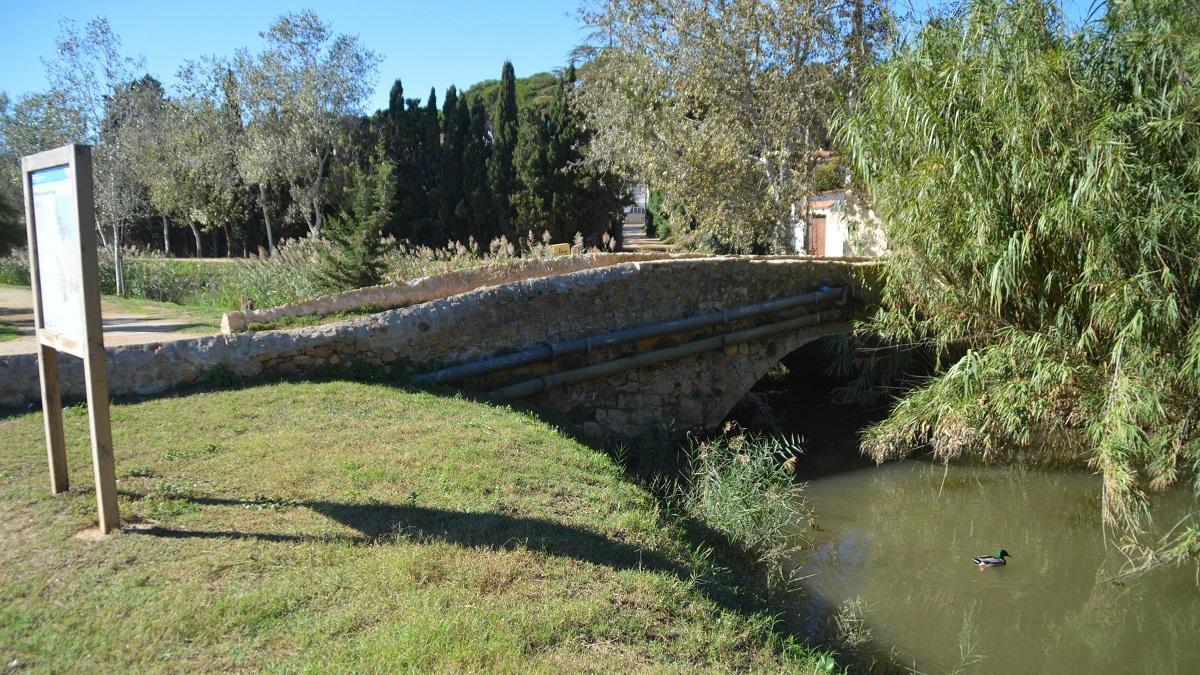 El Rec del Molí en el seu tram final de l’Escala abans de desembocar al mar.