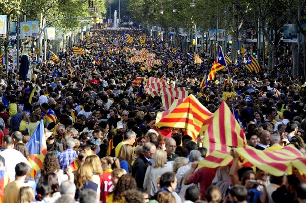 Milers de persones es van congregar al passeig de Gràcia durant la cadena humana multitudinària de la Diada del 2013.