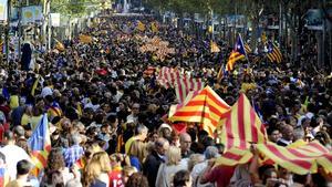 Miles de personas se congregaron en el paseo de Gràcia durante la cadena humana multitudinaria de la Diada del 2013.