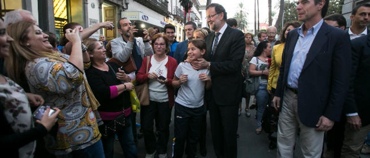 Rajoy, ayer, saluda a uno de los viandantes de la calle Triana.