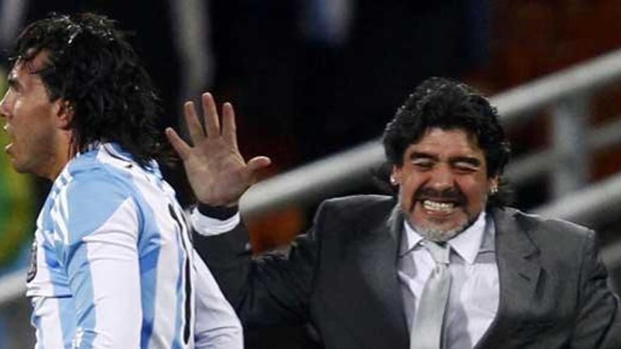 Maradona felicita a Tévez.