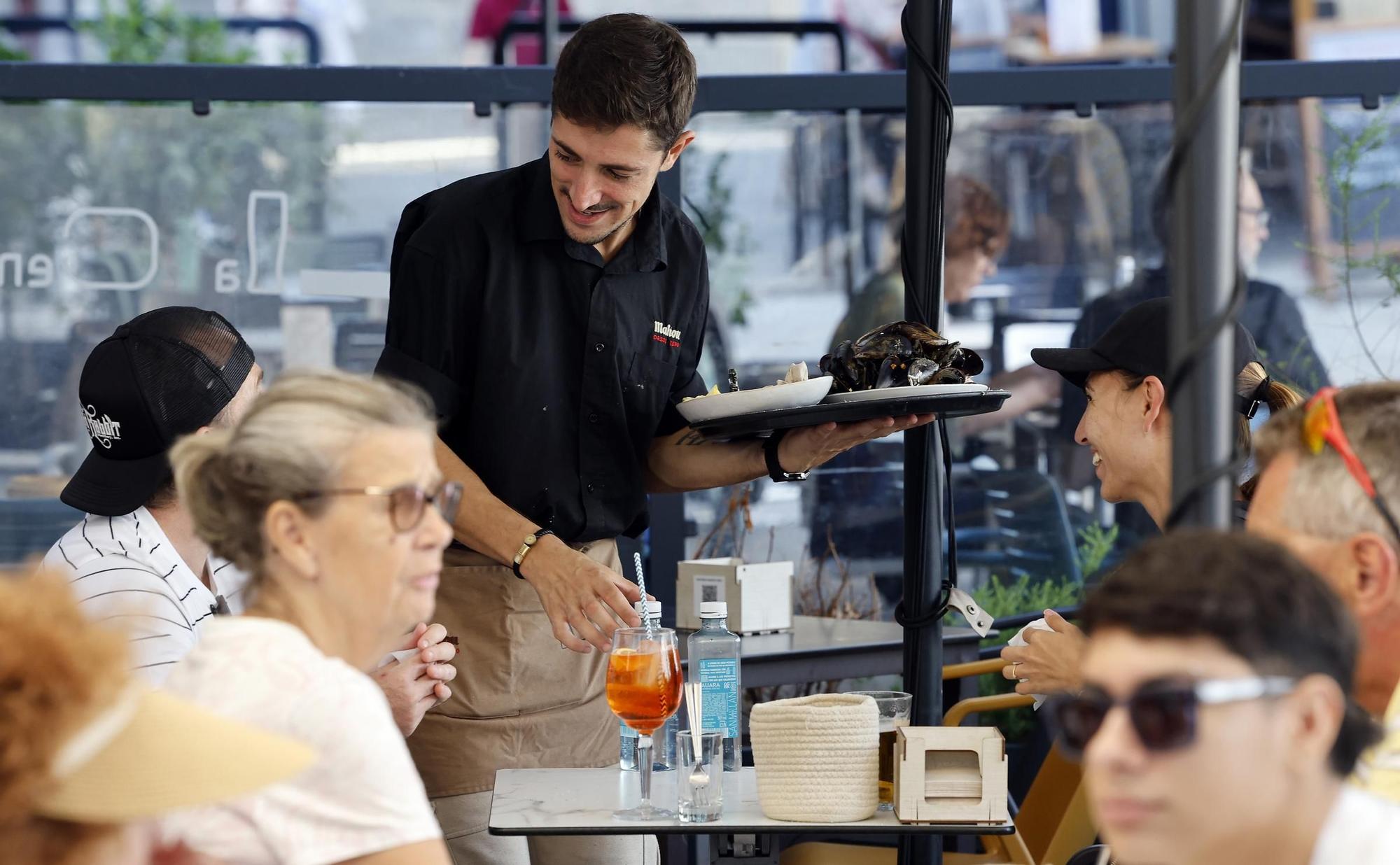 Visitantes y cruceristas del Island Sky y Costa Favolosa animaron un Vigo soleado