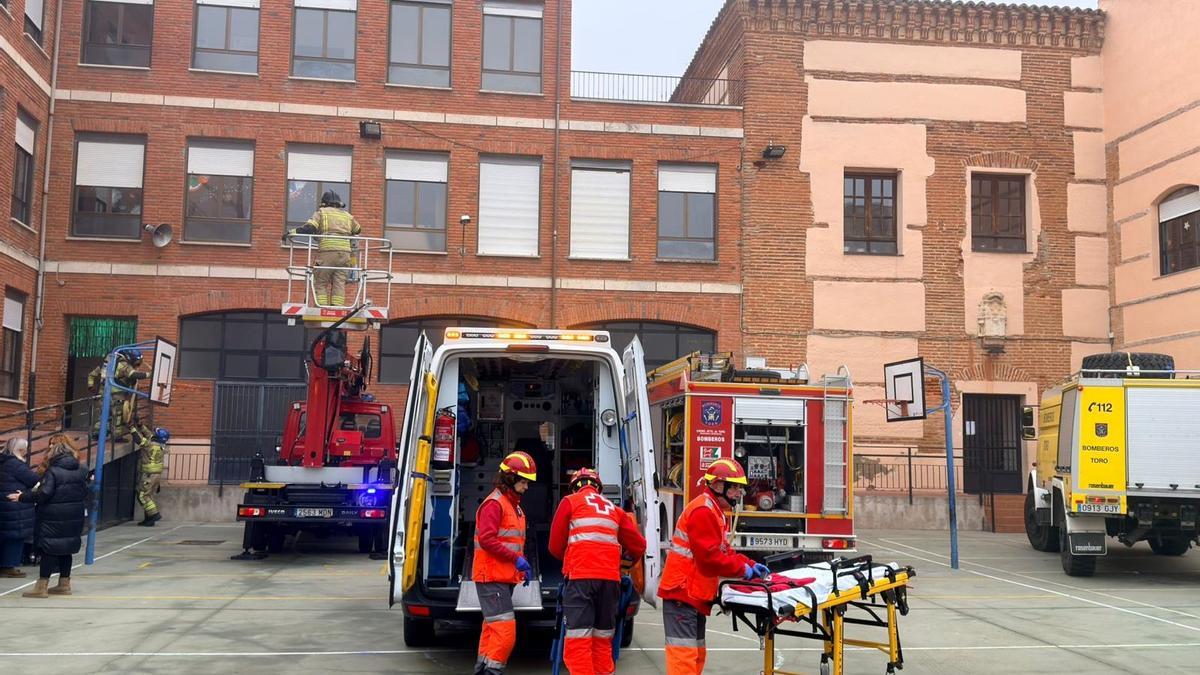 GALERÍA | El colegio Amor de Dios de Toro acoge un simulacro de incendio
