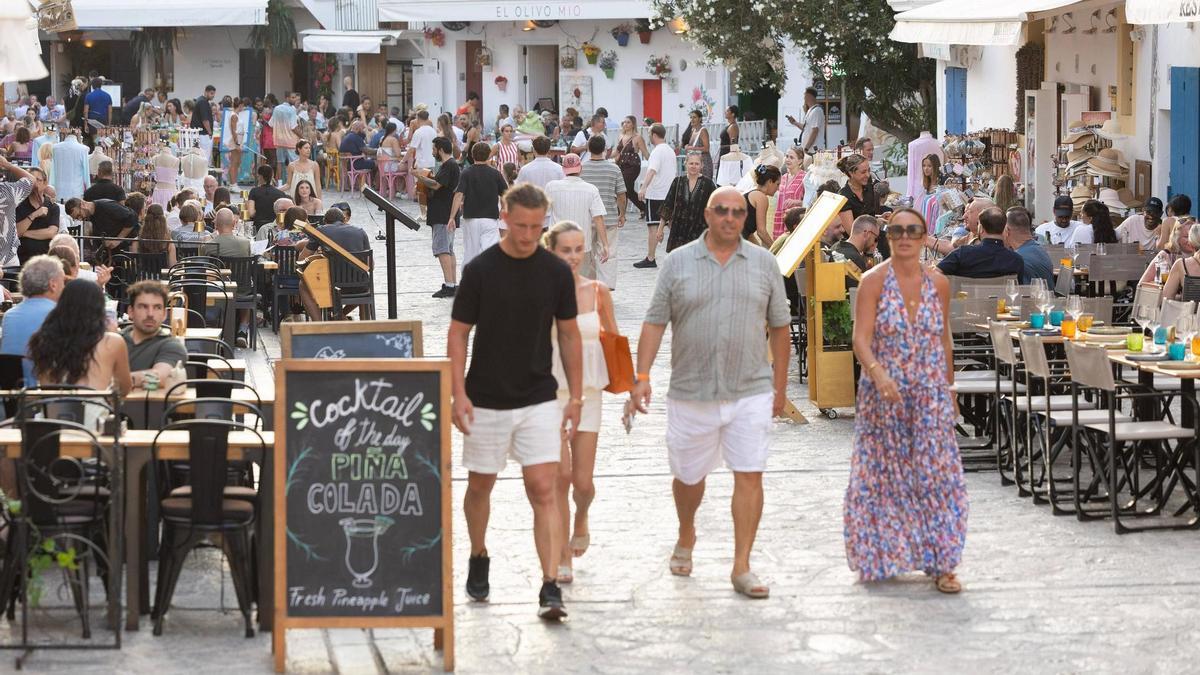Turistas en las terrazas de la Plaça de Vila.