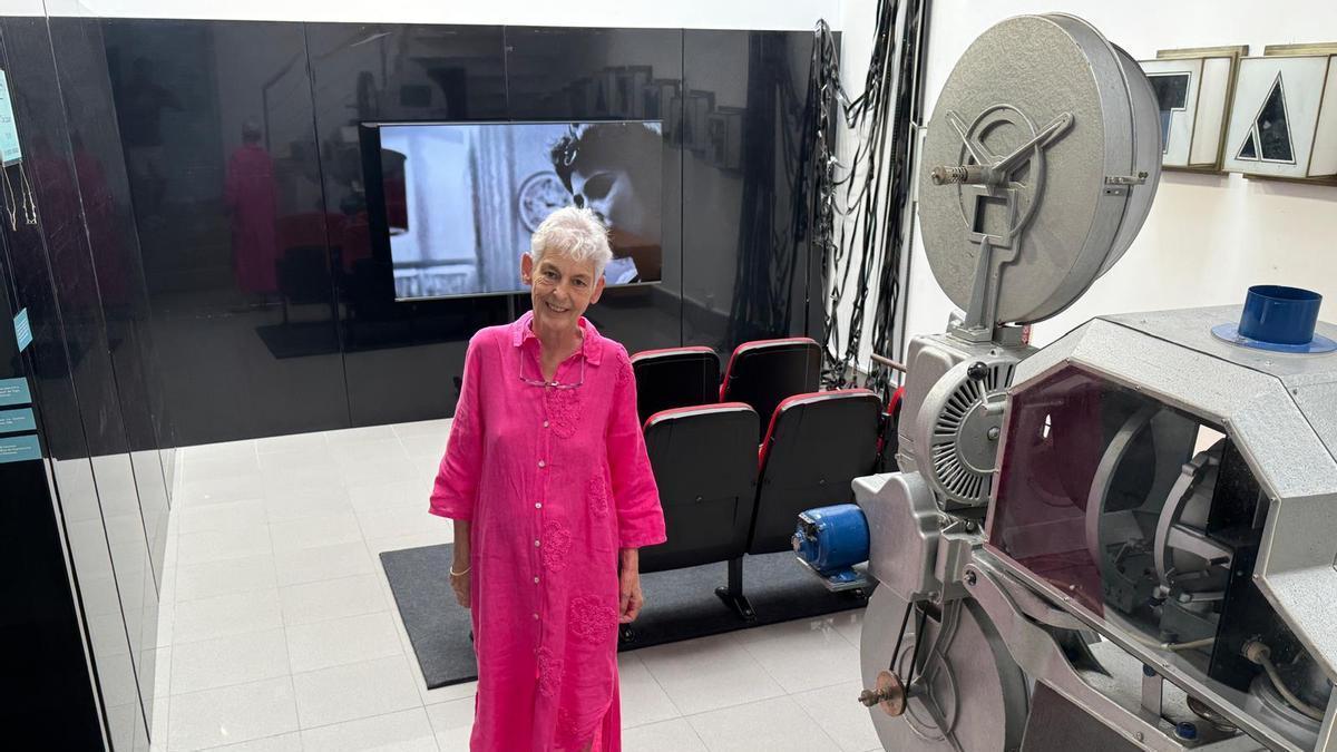 Marta Villar, comisaria de la exposición, en el espacio dedicado al cine Fantasio.