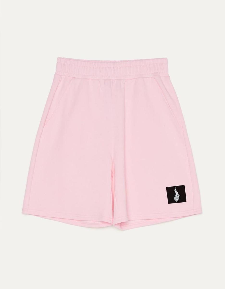 Bermuda de felpa de Bershka. (Precio: 12, 99 euros)