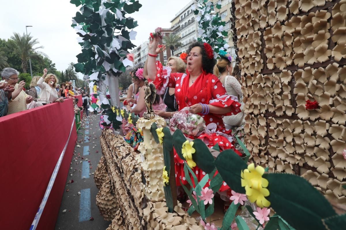 Miles de cordobeses participan en la Batalla de las Flores