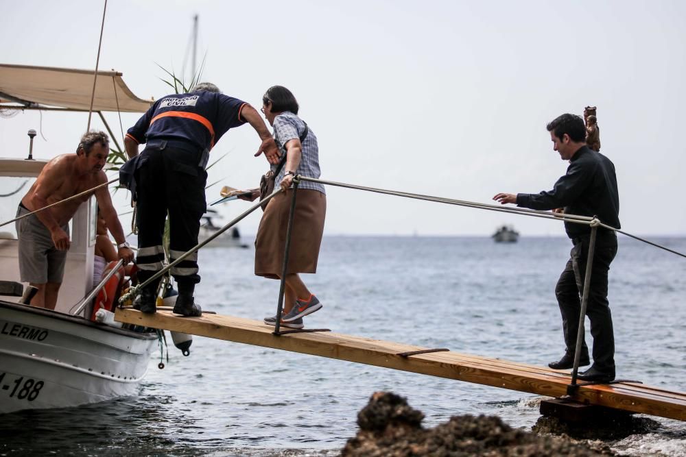 A la procesión marinera se sumaron decenas de personas y varias embarcaciones