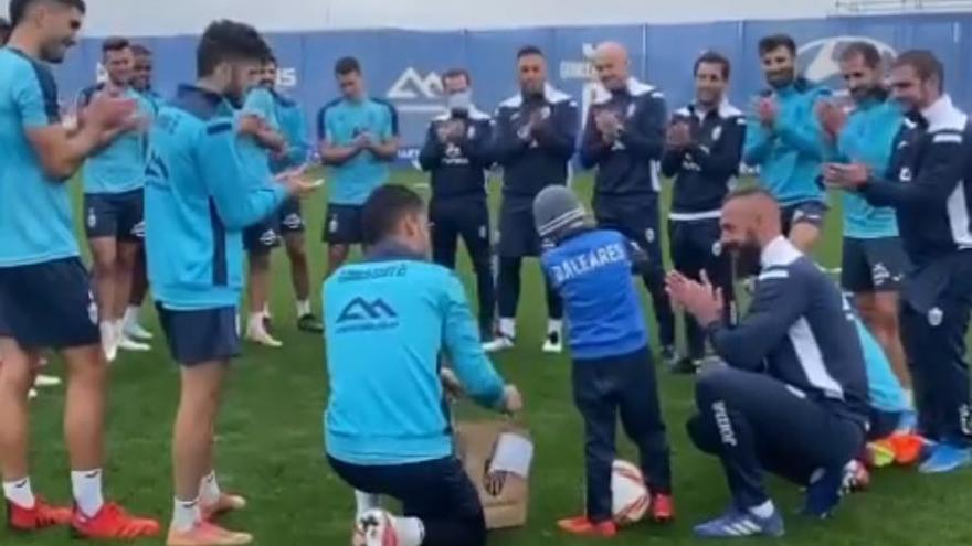 La plantilla del Atlético Baleares regaló una camiseta al pequeño Álvaro durante un entrenamiento.