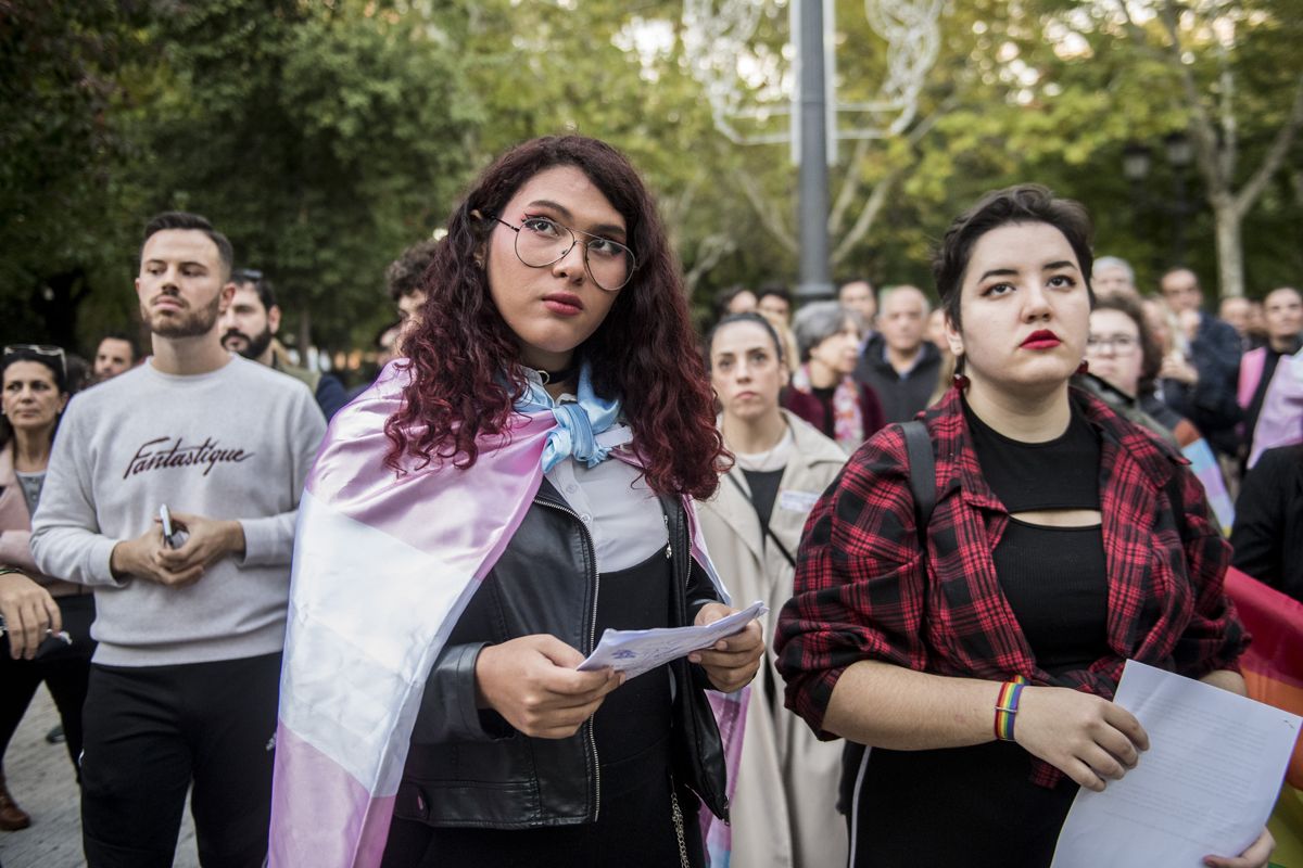 Fotogalería | Así fue la concentración en defensa de los derechos LGBTI en Cáceres