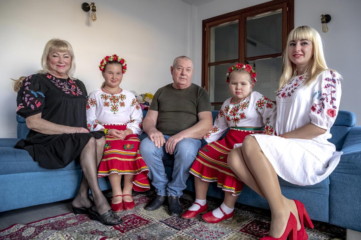 Elena Smaga con sus padres y sus hijas, vestidas con trajes típicos de Ucrania.