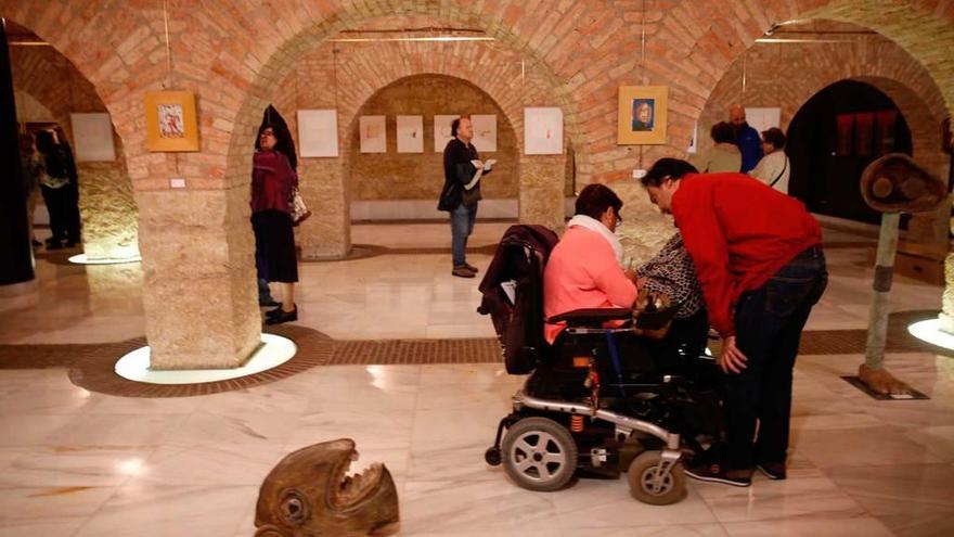 Visitantes durante la inauguración de la exposición.