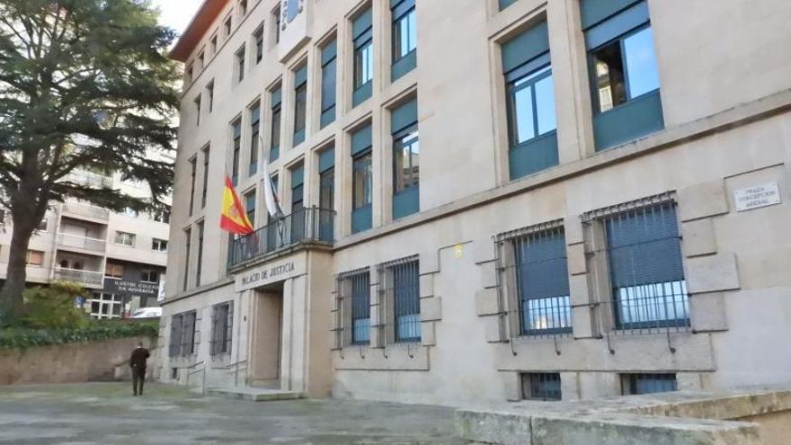 El juicio se celebró a puerta cerrada en la Audiencia Provincial de Ourense. // F. CASANOVA