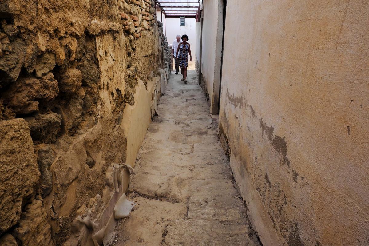 Pavimento procedente del Teatro Romano en el suelo del barrio de viviendas de la Alcazaba.