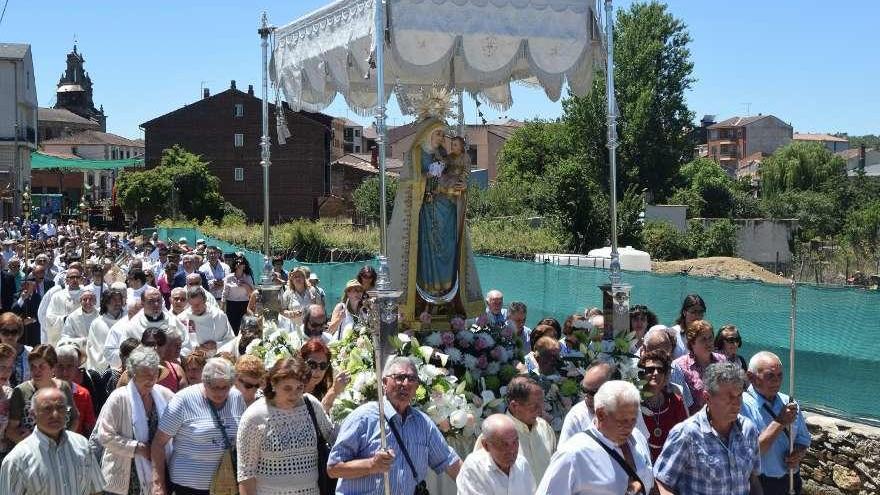 Procesión con la Virgen de la Salud en una anterior celebración romera.