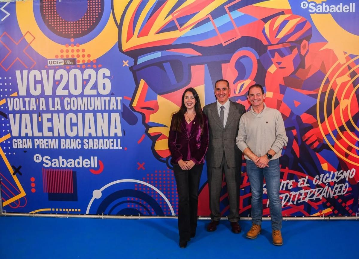 La alcaldesa de Torreblanca, Tania Agut, junto al director de la VCV, Ángel Casero, en la presentación.