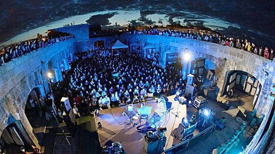 Concierto de Rosalía, en el castillo de San Antón, en 2017.