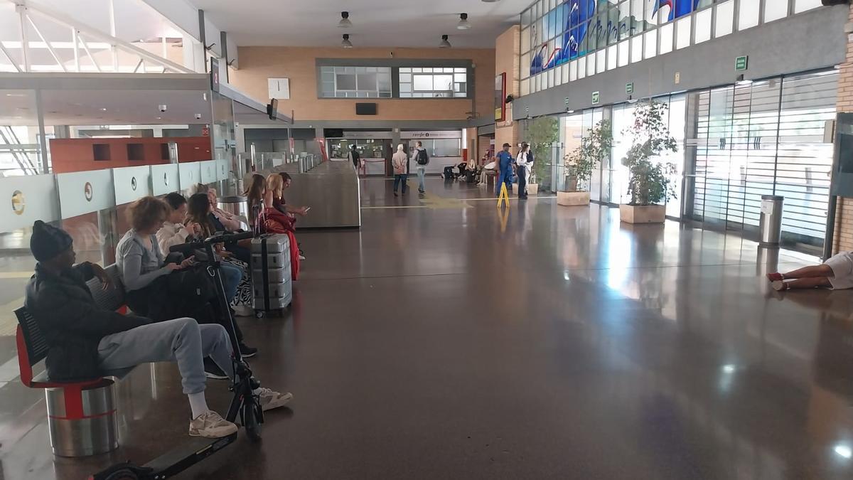Usuaris del ferrocarril esperant un tren en l’estació de Gandia