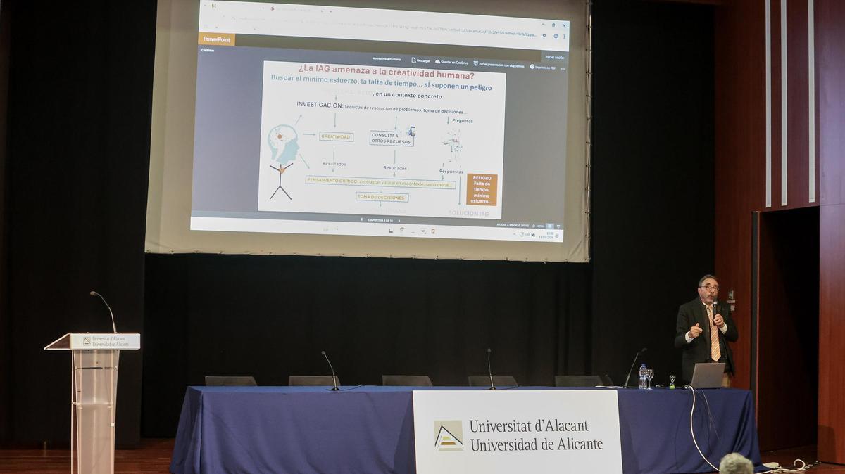Pere Marquès, coordinador del congreso educativo en la UA, en su ponencia sobre la IA