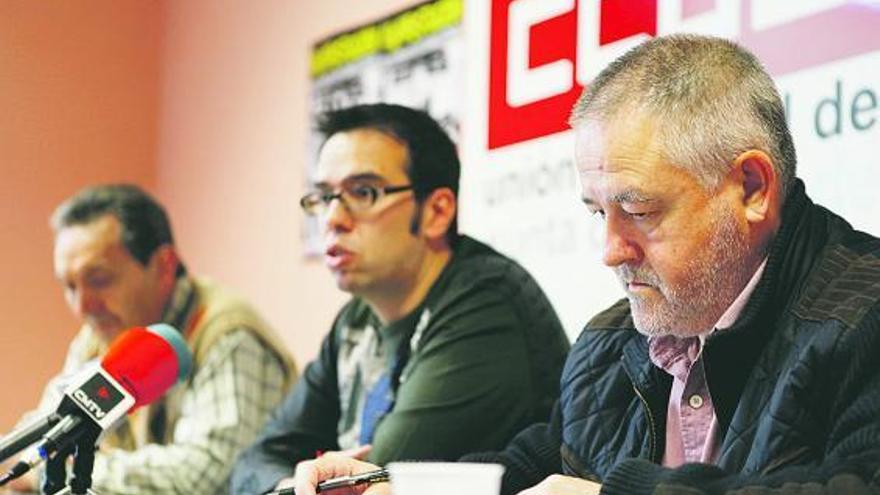 Por la izquierda, Alfonso de la Rosa, José Manuel Zapico y Antonio Pino, ayer, en la sede de CC OO del Nalón.