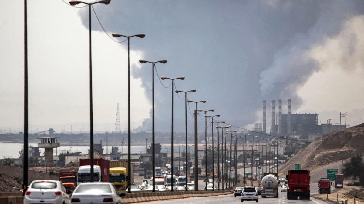 Una espesa columna de humo se eleva cerca del lugar de una explosión en el muelle del puerto Shahid Rajaee, al suroeste de Bandar Abbas, en la provincia iraní de Hormozgán.