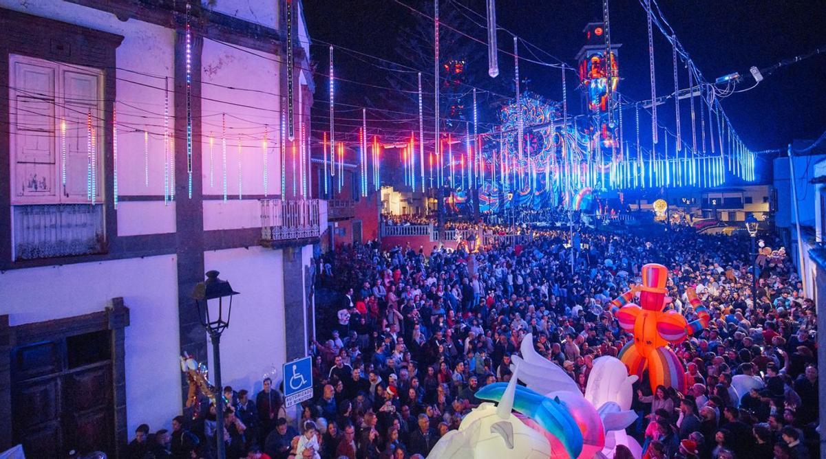 El encendido de las    luces, música y feria llenan de magia la  Navidad de Moya